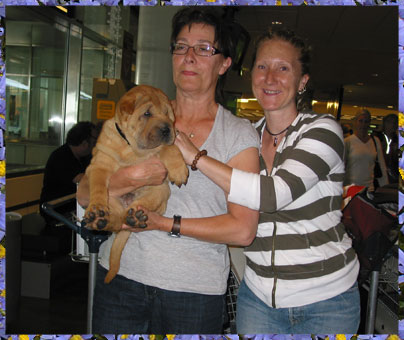 Agneta con Million y Nuria en el aeropuerto de Estocolmo